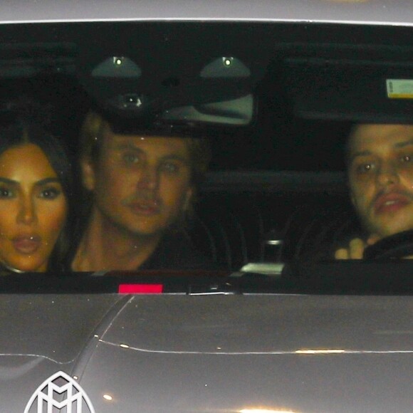 Pete Davidson et sa compagne Kim Kardashian à la sortie de la première de la série HULU "The Kardashians" à Los Angeles, le 7 avril 2022. 