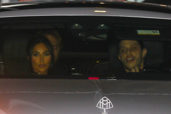Pete Davidson et sa compagne Kim Kardashian à la sortie de la première de la série HULU "The Kardashians" à Los Angeles, le 7 avril 2022. 
