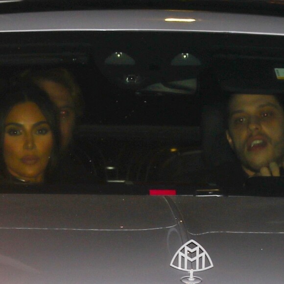 Pete Davidson et sa compagne Kim Kardashian à la sortie de la première de la série HULU "The Kardashians" à Los Angeles, le 7 avril 2022. 
