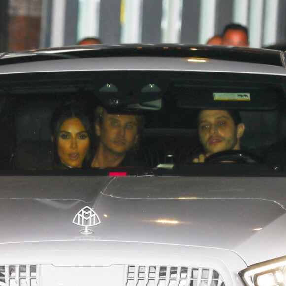 Pete Davidson et sa compagne Kim Kardashian à la sortie de la première de la série HULU "The Kardashians" à Los Angeles, le 7 avril 2022.