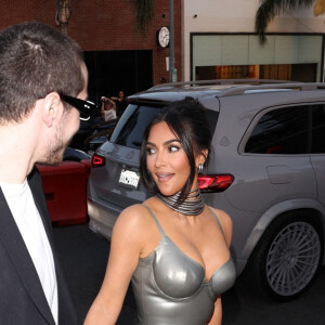 Exclusif - Pete Davidson et sa compagne Kim Kardashian arrivent à la première de la série HULU "The Kardashians" à Los Angeles, le 7 avril 2022. 