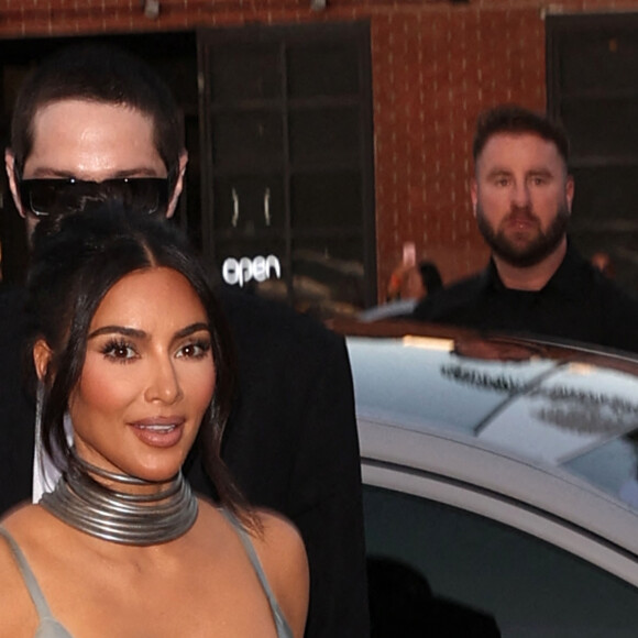 Exclusif - Pete Davidson et sa compagne Kim Kardashian arrivent à la première de la série HULU "The Kardashians" à Los Angeles, le 7 avril 2022. 