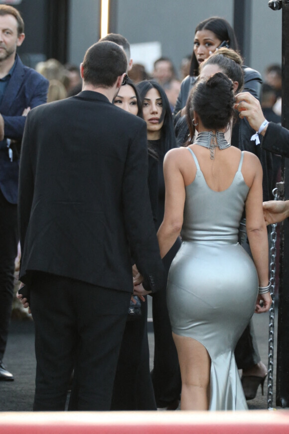 Pete Davidson et sa compagne Kim Kardashian arrivent à la première de la série HULU "The Kardashians" à Los Angeles, le 7 avril 2022.