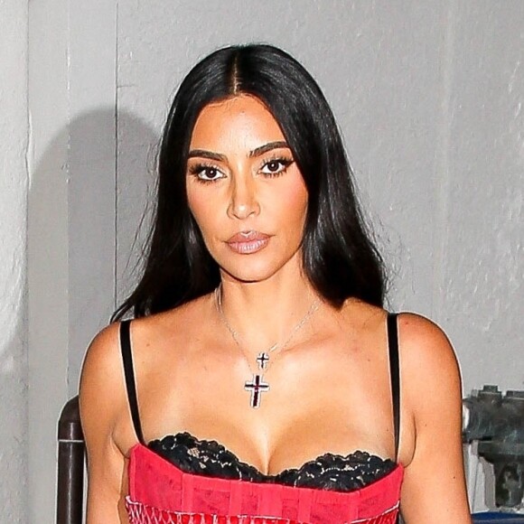 Kim Kardashian porte un pantalon en cuir noir et un top à motif "serpent" rouge pour un dîner au restaurant à Los Angeles