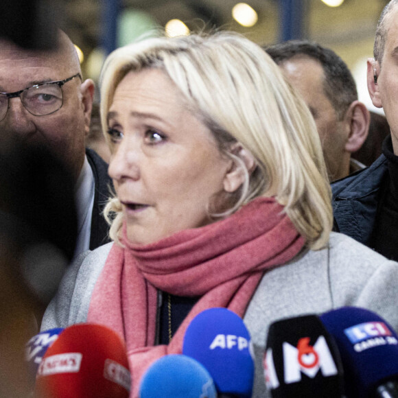 Marine Le Pen, candidate à l'élection présidentielle, en campagne sur le marché de Haguenau, le 1er avril 2022