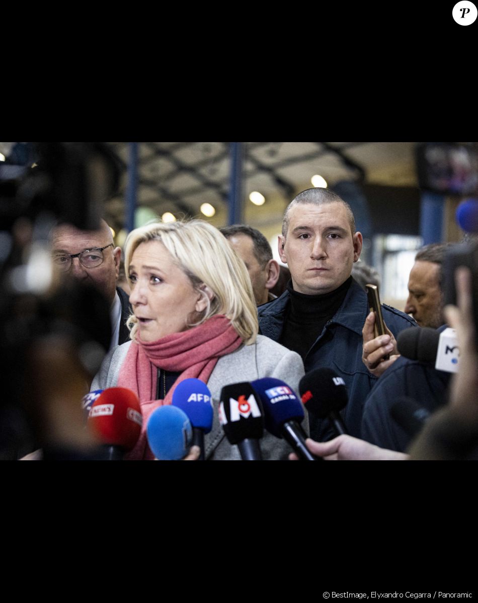 Marine Le Pen, candidate à l'élection présidentielle, en campagne sur le marché de Haguenau, le 1er avril 2022