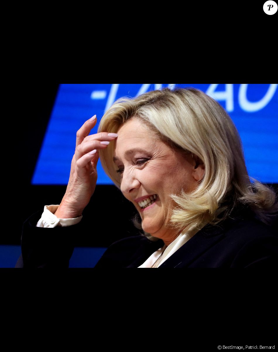 Marine Le Pen, candidate pour le parti RN, Rassemblement National, aux elections presidentielles 2022, tient un meeting de campagne à Saint Martin de Lacaussade pres de Blaye en Haute Gironde le 25 mars 2022