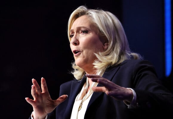 Marine Le Pen, candidate pour le parti RN, Rassemblement National, aux élections présidentielles, tient un meeting de campagne à Saint-Martin-de-Lacaussade près de Blaye en Haute-Gironde