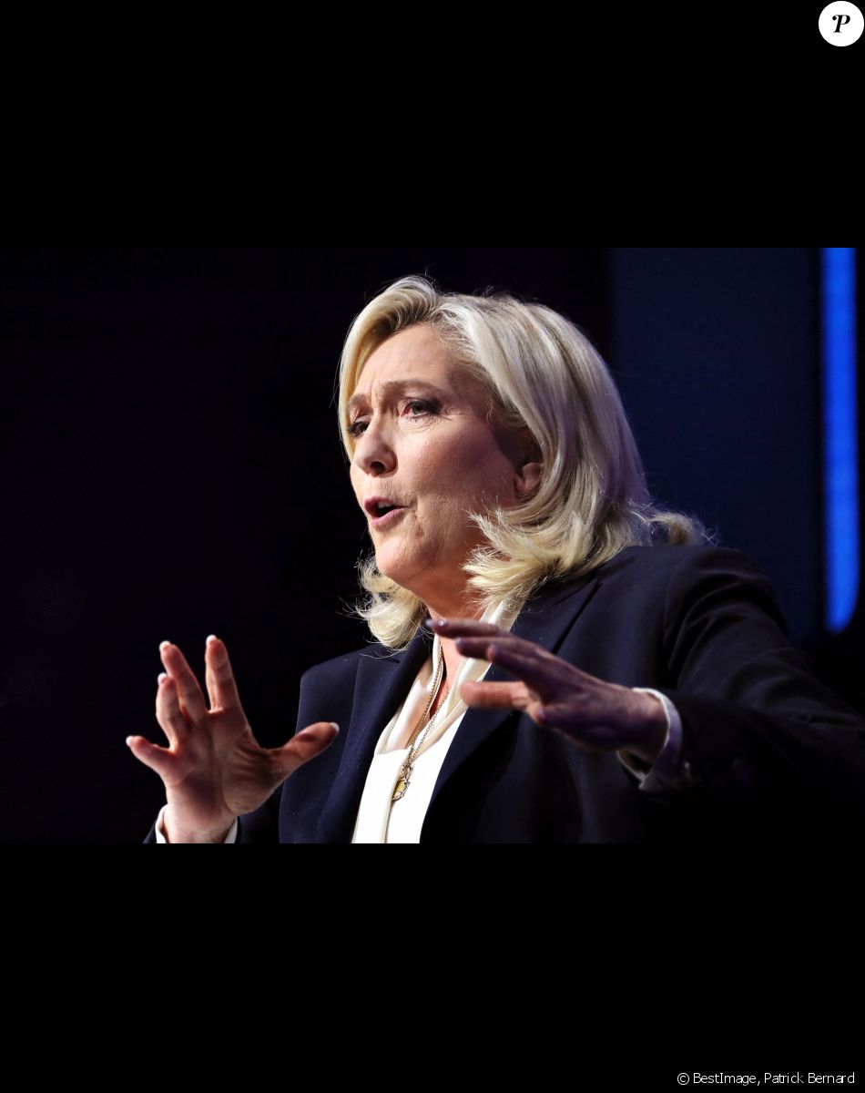 Marine Le Pen, candidate pour le parti RN, Rassemblement National, aux élections présidentielles, tient un meeting de campagne à Saint-Martin-de-Lacaussade près de Blaye en Haute-Gironde