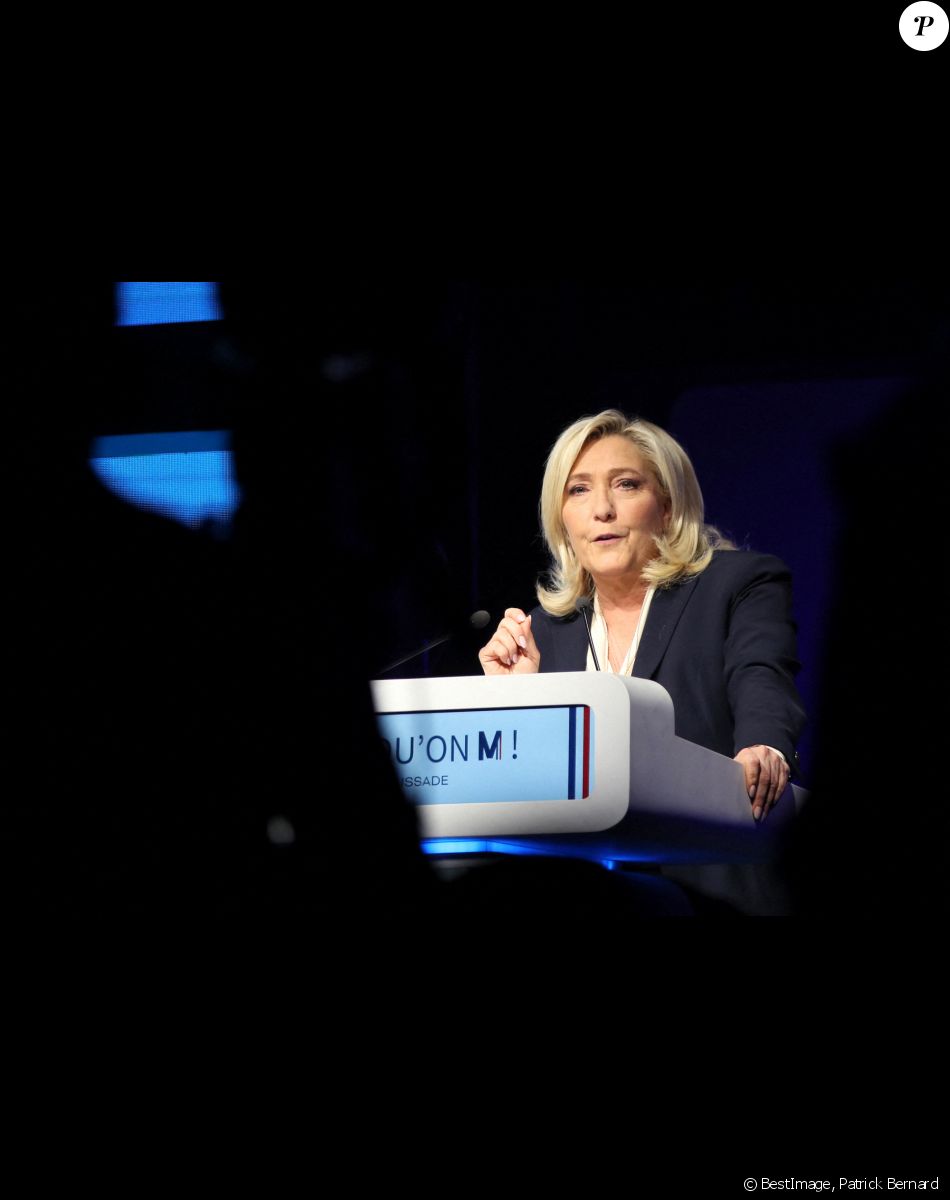Marine Le Pen, candidate pour le parti RN, Rassemblement National, aux élections présidentielles 2022, tient un meeting de campagne à Saint-Martin-de-Lacaussade pres de Blaye en Haute-Gironde le 25 mars 2022