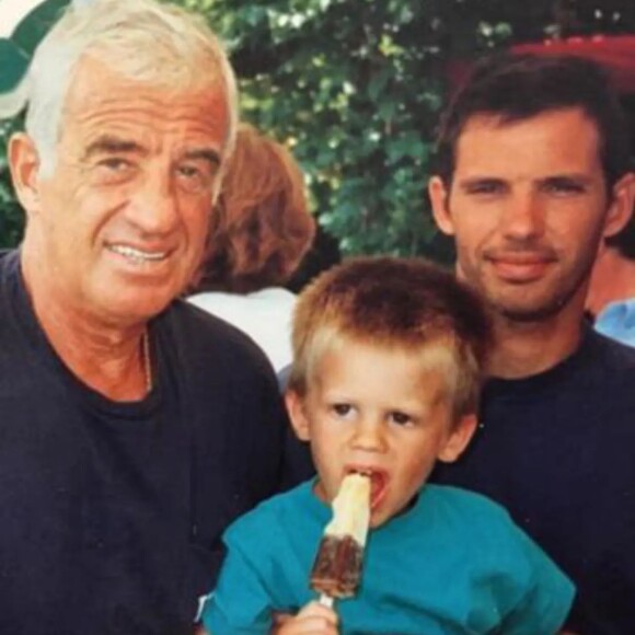 Alessandro Belmondo, petit-fils de Jean-Paul Belmondo, a publié une photo de famille à l'occasion des 89 ans de l'acteur ce 9 avril 2022.