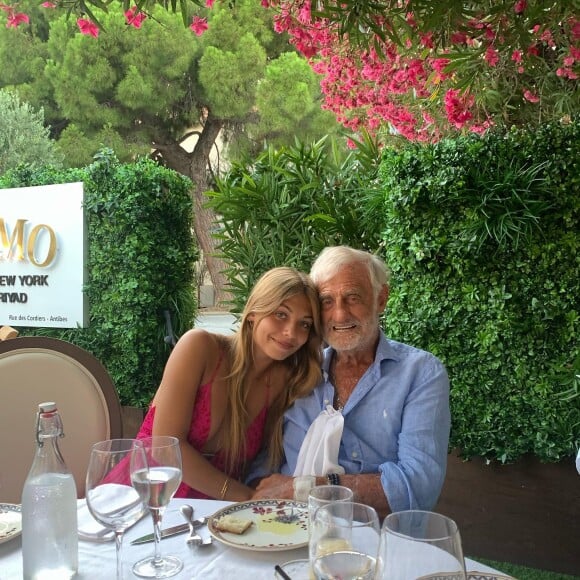 Jean-Paul Belmondo avec sa fille Stella en juillet 2020.
