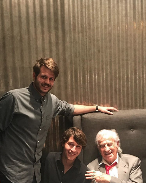 Jean-Paul Belmondo célèbre son 85e anniversaire avec sa famille. Ici avec ses petits-fils Giacomo et Alessandro. Le 10 avril 2018.