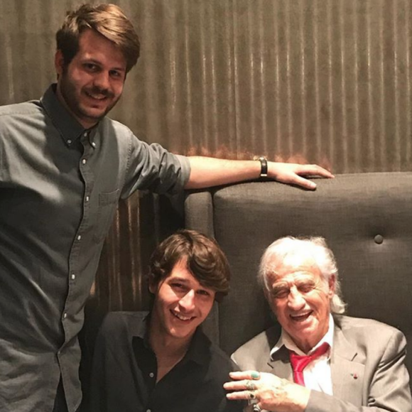 Jean-Paul Belmondo célèbre son 85e anniversaire avec sa famille. Ici avec ses petits-fils Giacomo et Alessandro. Le 10 avril 2018.
