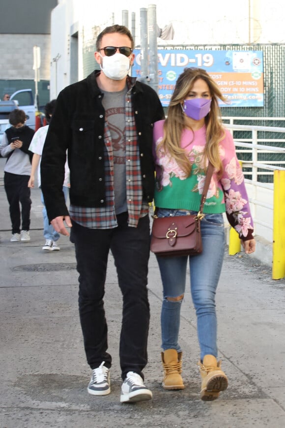 Ben Affleck et sa compagne Jennifer Lopez vont au cinéma avec les enfants à Westwood le 4 décembre 2021.