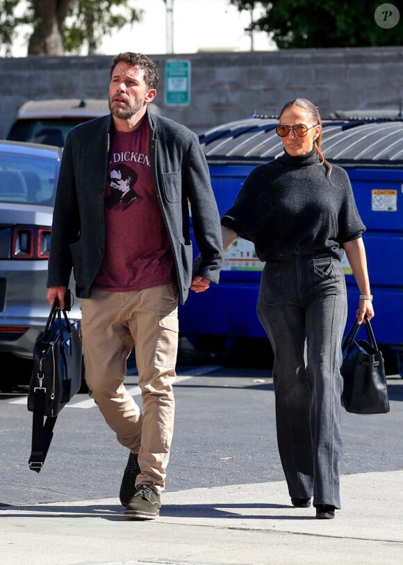Exclusif - Ben Affleck et sa compagne Jennifer Lopez, main dans la main, arrivent dans un studio d'enregistrement à Los Angeles, le 27 novembre 2021. 