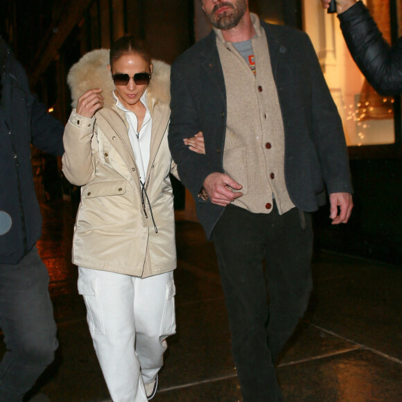 Les tourtereaux Jennifer Lopez et son compagnon Ben Affleck quittent un studio pendant une journée pluvieuse à New York City, New York, Etats-Unis, le 4 février 2022. 