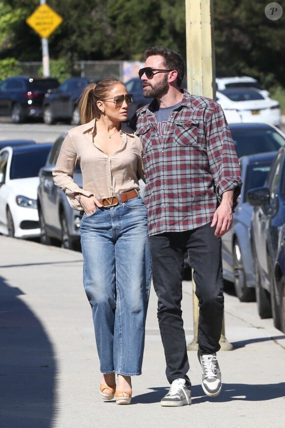 Exclusif - Ben Affleck embrasse sa compagne Jennifer Lopez alors qu'il va va récupérer son fils Samuel à la sortie de l'école à Santa Monica le 24 mars 2022.