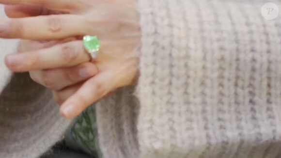 Jennifer Lopez et Ben Affleck sont fiancés : Dans une vidéo adressée à ses fans, Jennifer en larmes a montré sa magnifique bague verte en disant : "Tu es parfaite." le 8 avril 2022. 