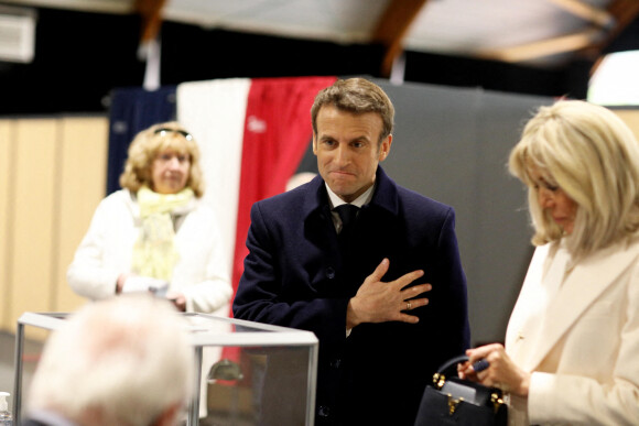 Le président Emmanuel Macron et sa femme Brigitte votent pour le premier tour de l'élection présidentielle au Touquet le 10 avril 2022. © Dominique Jacovides / Bestimage 
