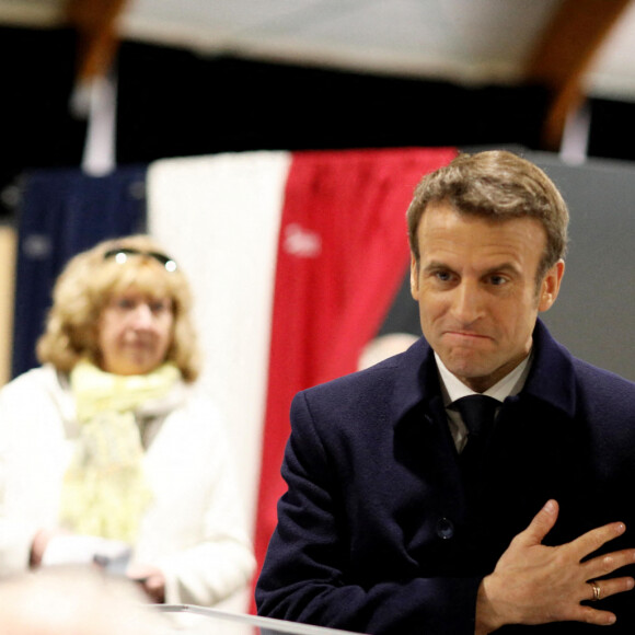 Le président Emmanuel Macron et sa femme Brigitte votent pour le premier tour de l'élection présidentielle au Touquet le 10 avril 2022. © Dominique Jacovides / Bestimage 