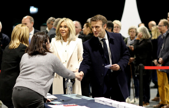 Daniel Fasquelle maire du Touquet - Le président Emmanuel Macron et sa femme Brigitte votent pour le premier tour de l'élection présidentielle au Touquet le 10 avril 2022. © Dominique Jacovides / Bestimage 