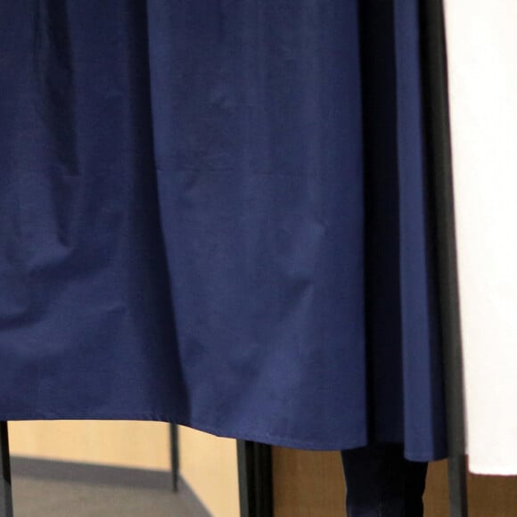 Le président Emmanuel Macron et sa femme Brigitte votent pour le premier tour de l'élection présidentielle au Touquet le 10 avril 2022. © Dominique Jacovides / Bestimage 