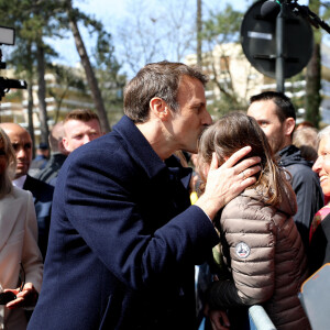 Le président Emmanuel Macron et sa femme Brigitte votent pour le premier tour de l'élection présidentielle au Touquet le 10 avril 2022. © Dominique Jacovides / Bestimage  © Dominique Jacovides / Bestimage