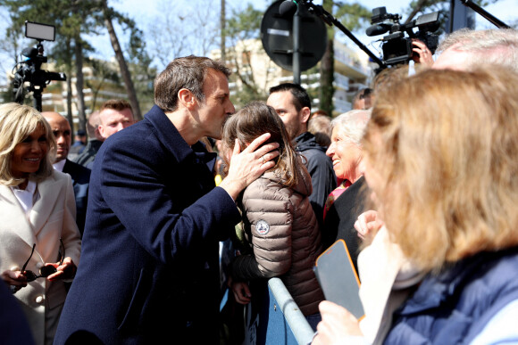 Le président Emmanuel Macron et sa femme Brigitte votent pour le premier tour de l'élection présidentielle au Touquet le 10 avril 2022. © Dominique Jacovides / Bestimage  © Dominique Jacovides / Bestimage