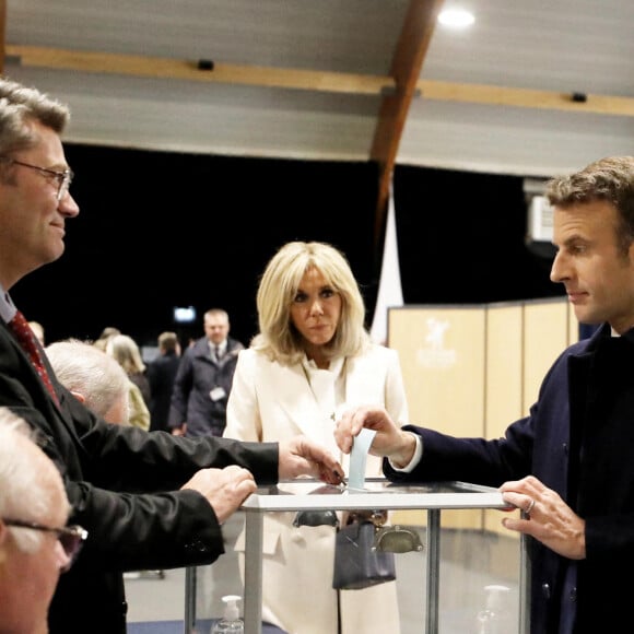 Le président Emmanuel Macron et sa femme Brigitte votent pour le premier tour de l'élection présidentielle au Touquet le 10 avril 2022. © Dominique Jacovides / Bestimage 