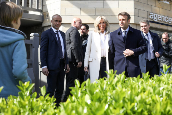 Le président de la République française, Emmanuel Macron accompagné de son épouse, Brigitte Macron quitte leur domicile pour aller voter pour le premier tour de l'élection présidentielle au Touquet, France. © Stéphane Lemouton/Bestimage 