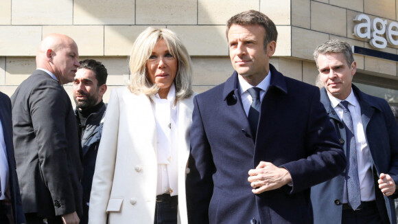 Brigitte et Emmanuel Macron plus soudés que jamais : l'étonnant cadeau qu'ils ont reçu à la mairie du Touquet