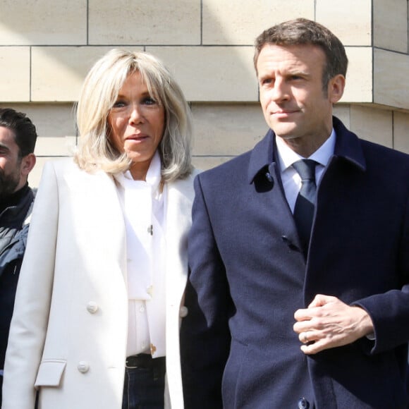 Le président de la République française, Emmanuel Macron accompagné de son épouse, Brigitte Macron quitte leur domicile pour aller voter pour le premier tour de l'élection présidentielle au Touquet, France. © Stéphane Lemouton/Bestimage 