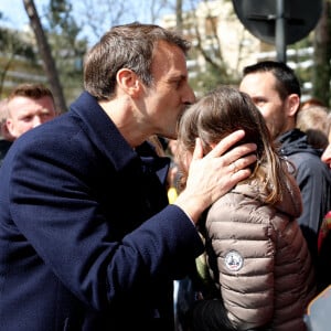 Le président Emmanuel Macron et sa femme Brigitte votent pour le premier tour de l'élection présidentielle au Touquet le 10 avril 2022. © Dominique Jacovides / Bestimage 