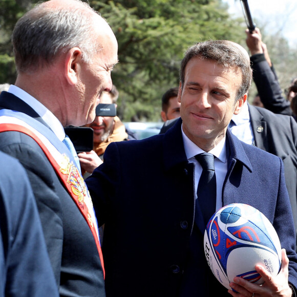 Daniel Fasquelle maire du Touquet - Le président Emmanuel Macron et sa femme Brigitte votent pour le premier tour de l'élection présidentielle au Touquet le 10 avril 2022. © Dominique Jacovides / Bestimage 