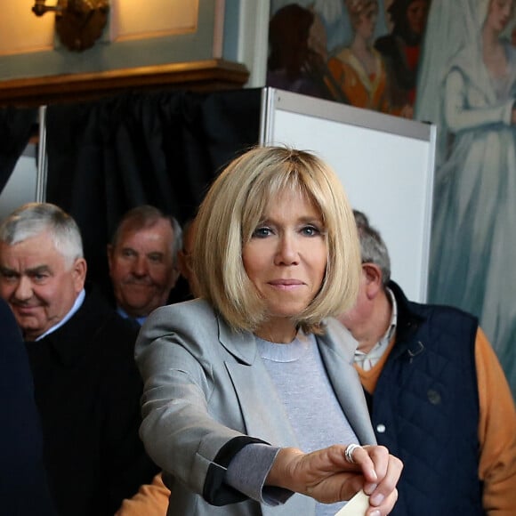 Emmanuel Macron, candidat à l'élection présidentielle pour son mouvement "En Marche!" vote à la mairie du Touquet en compagnie de sa femme Brigitte Macron (Trogneux) pour le premier tour des élection présidentielles le 23 avril 2017. © Dominique Jacovides / Sébastien Valiela / Bestimage 