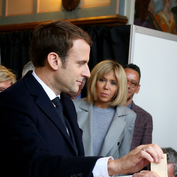 Emmanuel Macron, candidat à l'élection présidentielle pour son mouvement "En Marche!" vote à la mairie du Touquet en compagnie de sa femme Brigitte Macron (Trogneux) pour le premier tour des élection présidentielles le 23 avril 2017. © Dominique Jacovides / Sébastien Valiela / Bestimage 