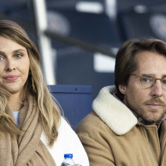 Ophélie Meunier et son mari Mathieu Vergne assistent dans les tribunes sous haute protection policière au match du PSG face à Lorient (5-1) au Parc des Princes à Paris le 3 avril 2022. © Agence/Bestimage