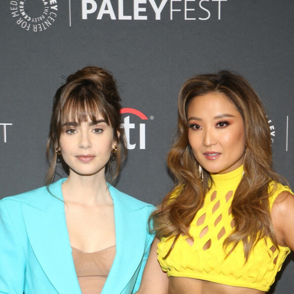 Lily Collins et Ashley Park - Photocall de la saison 2 de la série Netflix "Emily in Paris" lors du PaleyFest LA à Los Angeles, le 10 avril 2022.