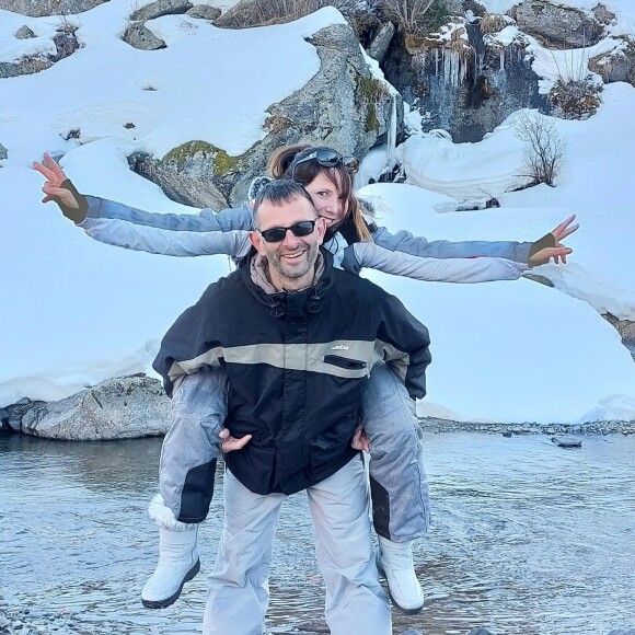 Julien de "L'amour est dans le pré" et Floriane en vacances au ski en famille