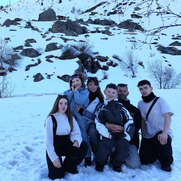 Julien de "L'amour est dans le pré" et Floriane en vacances au ski en famille