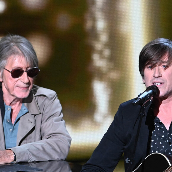Jacques Dutronc (Victoire d'honneur) et Thomas Dutronc lors de la 37ème cérémonie des Victoires de la musique à la Seine musicale de Boulogne-Billancourt, le 11 février 2022. © Guirec Coadic/Bestimage