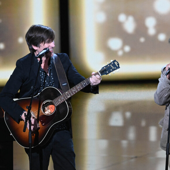 Thomas Dutronc et Jacques Dutronc (Victoire d'honneur) lors de la 37ème cérémonie des Victoires de la musique à la Seine musicale de Boulogne-Billancourt, le 11 février 2022. © Guirec Coadic/Bestimage