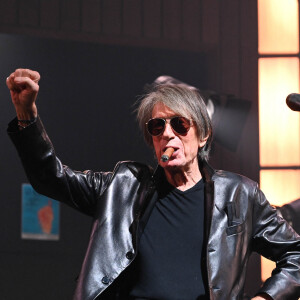 Jacques Dutronc et Thomas Dutronc en showcase de leur tournée "Dutronc & Dutronc" au Centre Evénementiel de Courbevoie le 11 avril 2022. Jacques et Thomas Dutronc se rejoignent sur scène pour une tournée unique ! Père et fils, monstres sacrés de la scène française, vous donnent rendez-vous pour des concerts exceptionnels sous le signe du partage et de la complicité. Deux artistes hors du commun à retrouver sur les routes de France. © Coadic Guirec/Bestimage