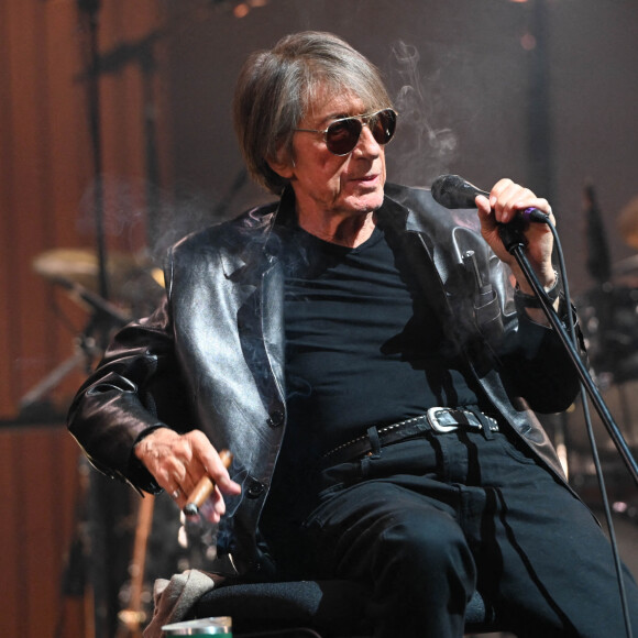 Jacques Dutronc et Thomas Dutronc en showcase de leur tournée "Dutronc & Dutronc" au Centre Evénementiel de Courbevoie le 11 avril 2022. Jacques et Thomas Dutronc se rejoignent sur scène pour une tournée unique ! Père et fils, monstres sacrés de la scène française, vous donnent rendez-vous pour des concerts exceptionnels sous le signe du partage et de la complicité. Deux artistes hors du commun à retrouver sur les routes de France. © Coadic Guirec/Bestimage 