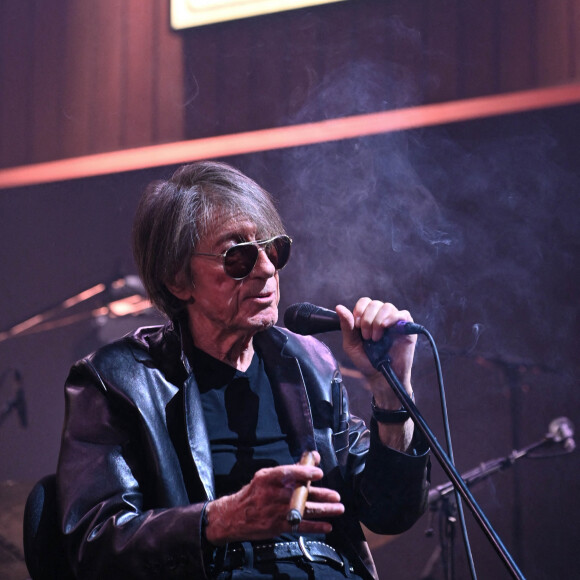 Jacques Dutronc et Thomas Dutronc en showcase de leur tournée "Dutronc & Dutronc" au Centre Evénementiel de Courbevoie le 11 avril 2022. Jacques et Thomas Dutronc se rejoignent sur scène pour une tournée unique ! Père et fils, monstres sacrés de la scène française, vous donnent rendez-vous pour des concerts exceptionnels sous le signe du partage et de la complicité. Deux artistes hors du commun à retrouver sur les routes de France. © Coadic Guirec/Bestimage 
