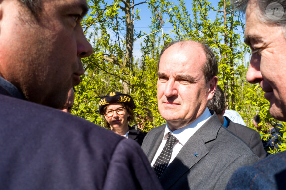 Le premier ministre Jean Castex se rend dans le Tarn-et-Garonne à la rencontre des arboriculteurs qui ont passé leurs précédentes nuits à défendre leur culture contre le gel le 5 avril 2022.