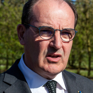 Le premier ministre Jean Castex se rend dans le Tarn-et-Garonne à la rencontre des arboriculteurs qui ont passé leurs précédentes nuits à défendre leur culture contre le gel le 5 avril 2022.