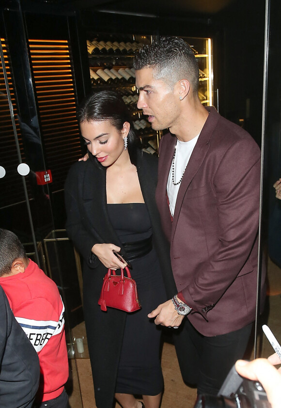 Cristiano Ronaldo, sa compagne Georgina Rodríguez et son fils Cristiano Ronaldo Jr. ont dîné au restaurant Zela à Londres le 13 novembre 2018.