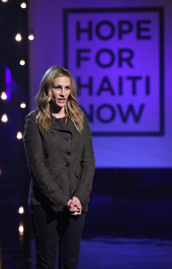 Julia Roberts à Los Angeles pendant le Téléthon pour Haïti organisé le 22 janvier par George Clooney et Wyclef Jean.
